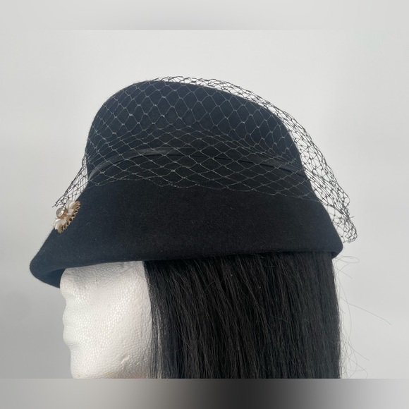 50s/60s Black Pillbox Style Wool Felt Hat With Netting And Flower Embellishment - Picture 2 of 15
